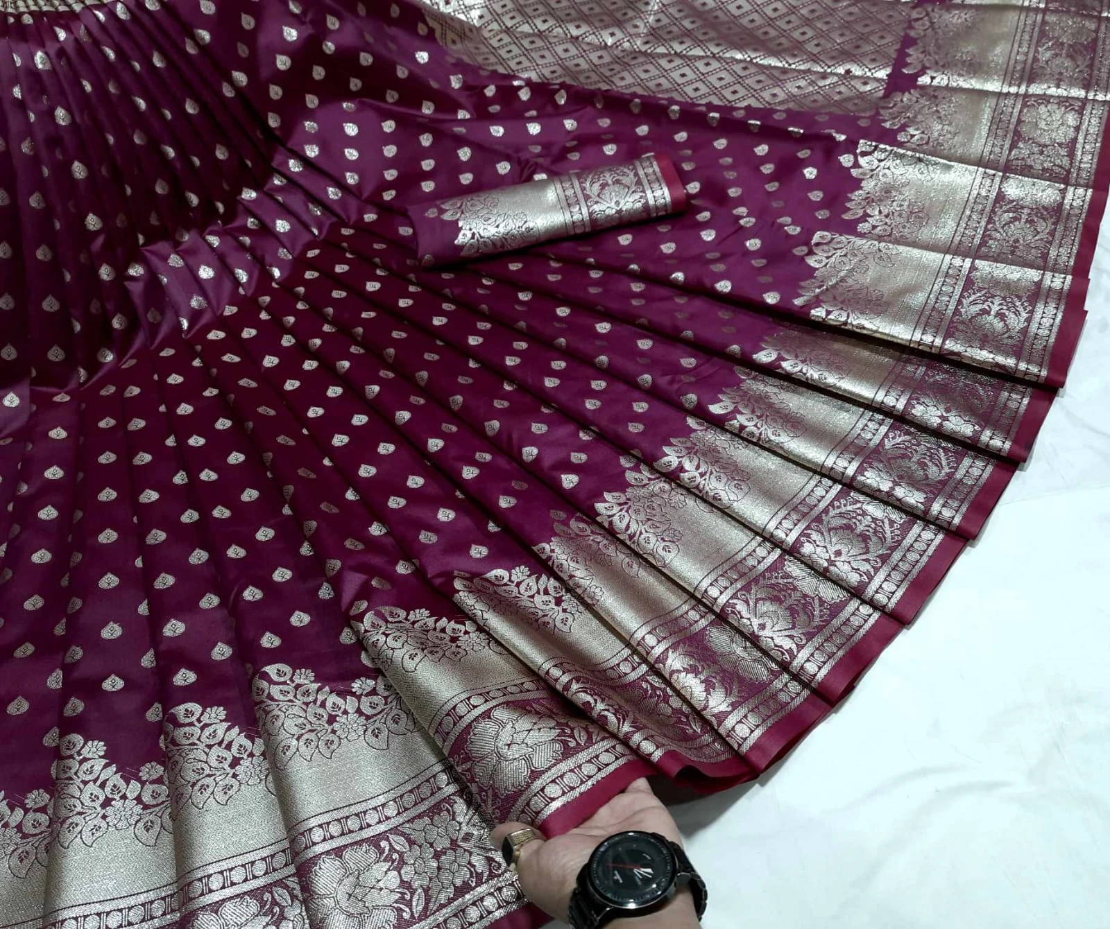 ঈদ কালেকশন স্বর্ণ ছোঁয়া জামদানী শাড়ি